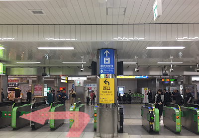 JR戸塚駅の地下改札を出て左に曲がります。